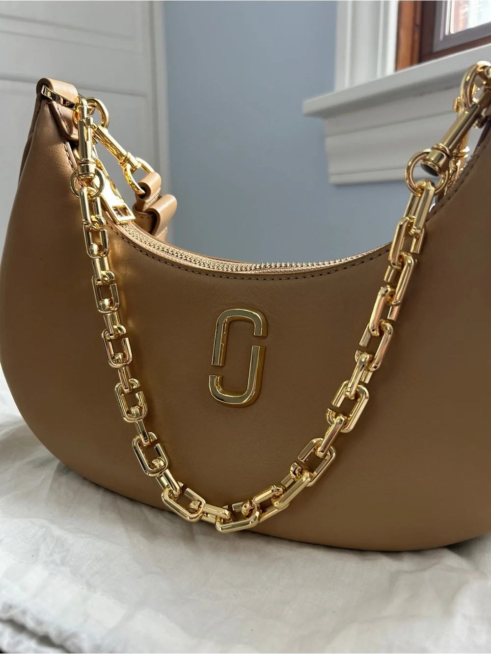 Marc Jacobs Tan Leather Shoulder Bag with Gold Chain - Picture 10 of 13